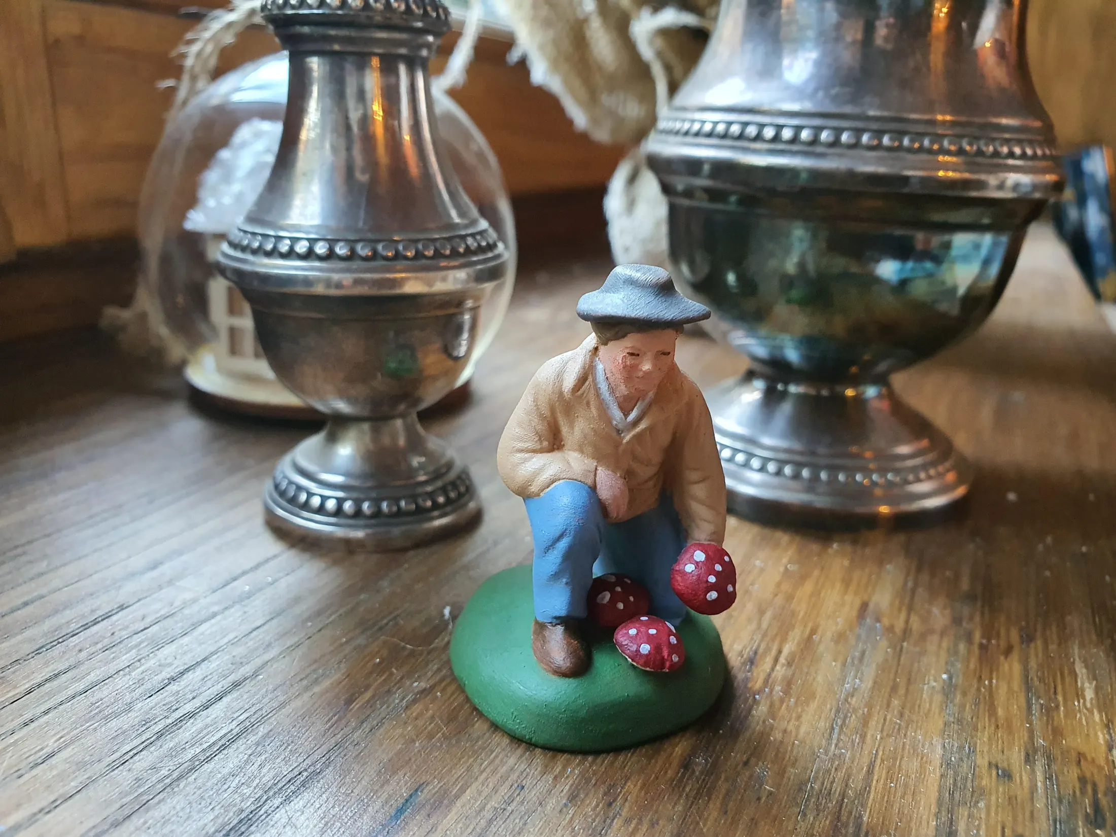Un santon breton posé sur une table de bois, à l’atelier