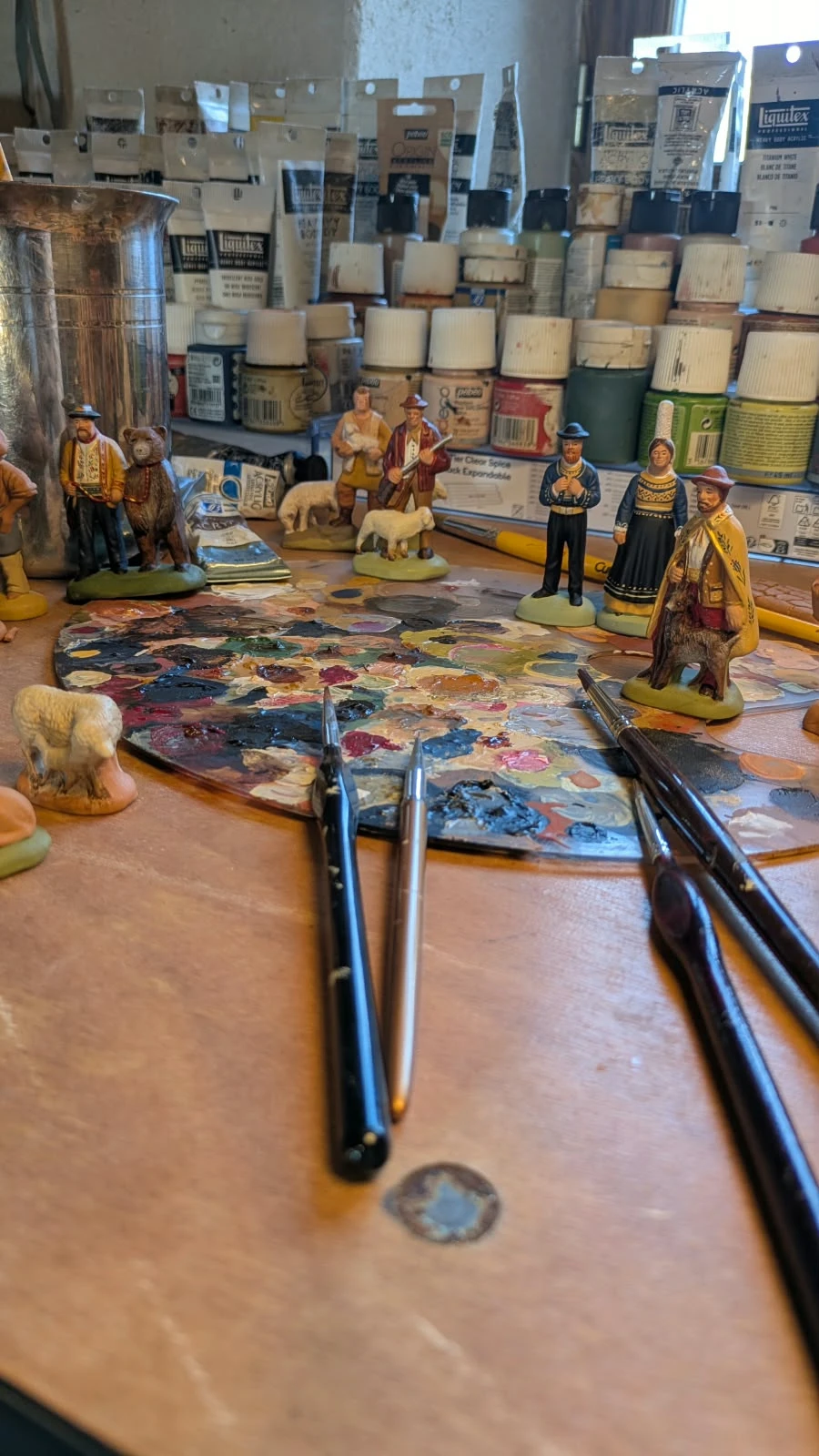 L’établi de l’atelier, pinceaux et santons en cours de peinture