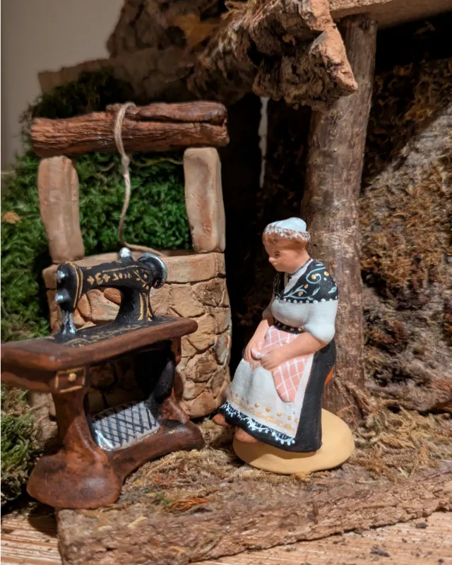 Couturière et sa machine à coudre